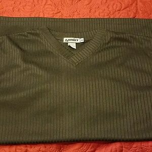 Ribbed form fitting v neck short sleeve shirt